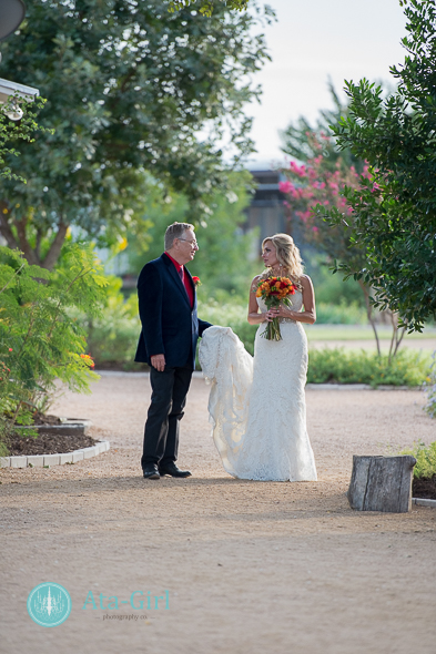 bradys bloomin barn san antonio wedding (5)