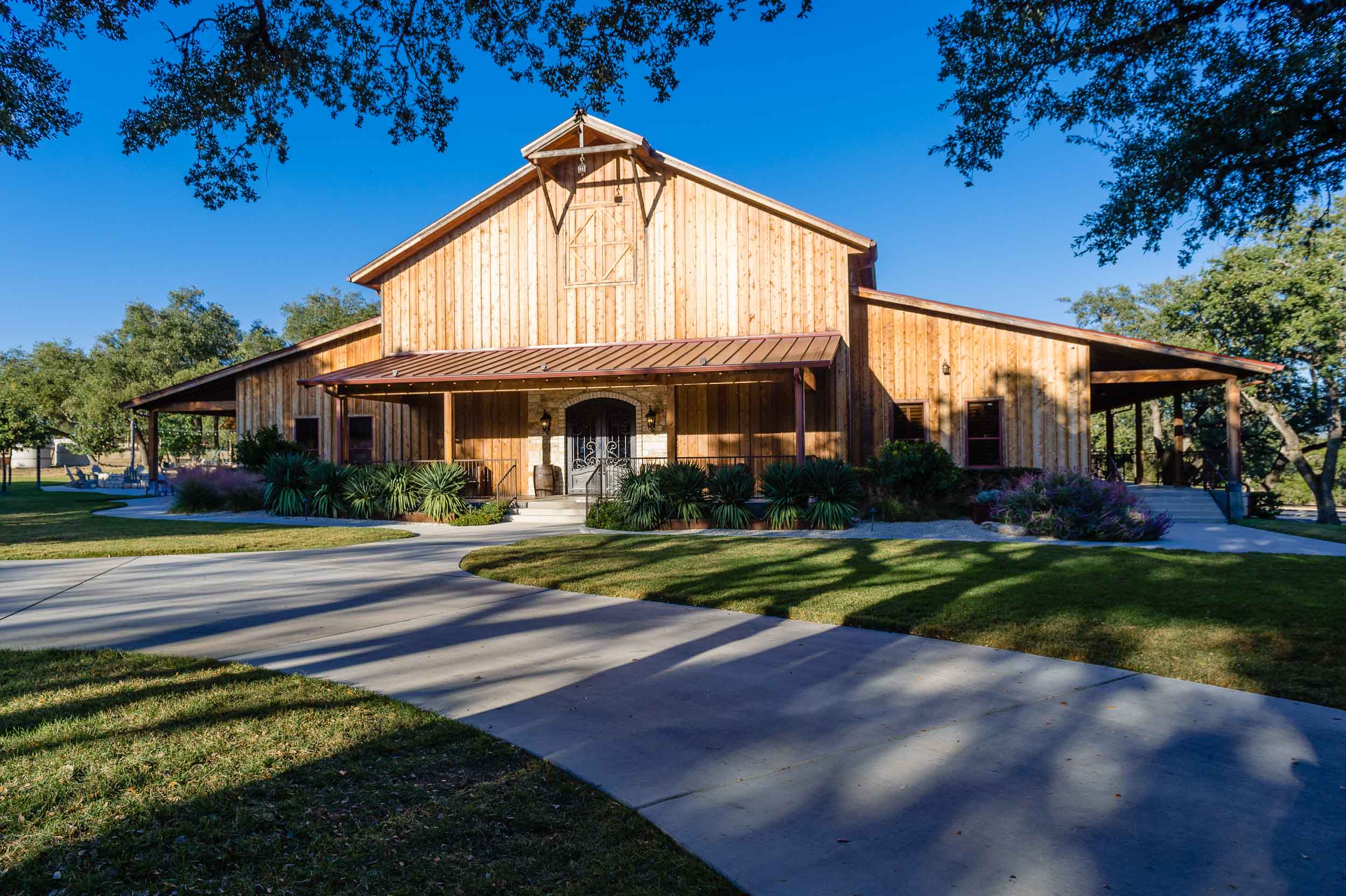 the main entrance of the chandelier of gruene by San Antonio TX Wedding Photographer Tammy Blalock, Ata-Girl Photography Co.